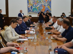 Представници радника "Фијата" с председником Вучићем, обраћање јавности у 11 часова