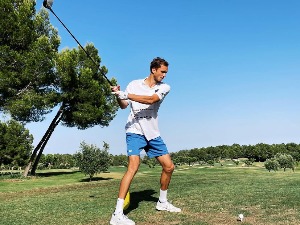 И Медведев на трави, али је рекет заменио палицом