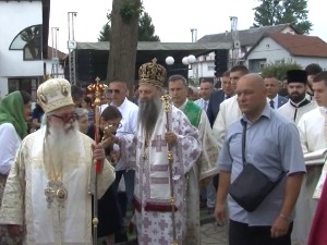 Годишњица страдања Срба у Братунцу, патријарх Порфирије: Ово место је наша рана