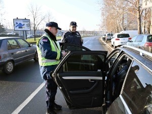 МУП: Децу млађу од 12 година не возите на предњем седишту