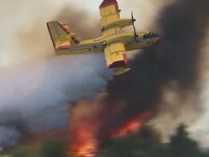 У Шибенику изгорело најмање 20 кућа, искључена струја, ангажована и војска