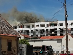 Пожар у центру Зрењанина, густ дим изнад вишеспратнице у изградњи