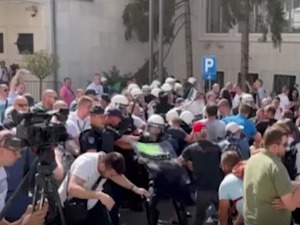 МУП и Вучић о наводима да је полиција била насилна према демонстрантима у Новом Саду