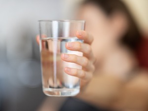 Колико чаша воде треба данас да попијете и зашто она не сме да буде ледена