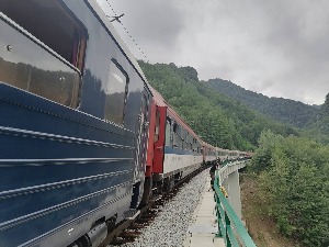 Воз за Бар три сата стајао на мосту, локомотива није могла да се покрене