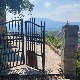 Канцеларија за КиМ: Разваљена капија на улазу у посед цркве у Призрену