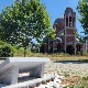 Плоча са натписом "меморијални парк" код Храма Христа Спаса у Приштини
