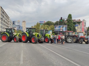 Пољопривредници протестују код Покрајинске владе, сутра састанак са премијерком