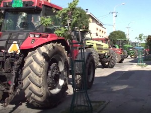 Протест пољопривредника – тракторима блокирали зграду Општине Рача, завршен састанак са премијерком