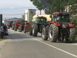 Пољопривредници из Шумадије кренули тракторима за Београд, Влада очекује наставак преговора