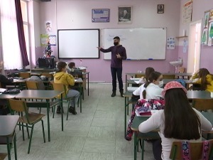 Повратак деце у школске клупе, проветравање просторија и прање руку основна заштита