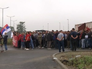 Протест радника "Алфа техникса" испред градилишта "Линглонга"