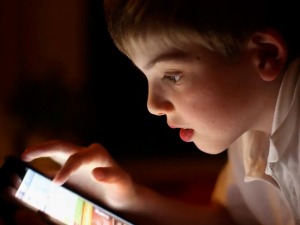 Како препознати да је дете зависно од интернета и мобилног телефона