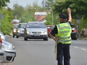 "Само дете да изађе" – паркирањем на пешачком прелазу код школе родитељи угрожавају све ученике