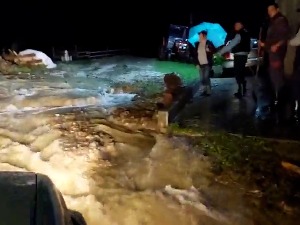 Јако невреме погодило делове општине Ивањица, вода носила све пред собом