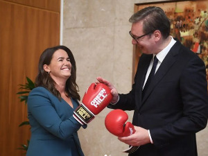 Новаковој боксерске рукавице, Вучићу кошаркашка лопта