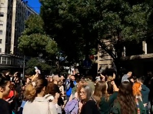 Протест испред "Информера" због интервјуа, осуде новинарских удружења и невладиних организација