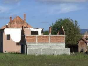 Усвојен захтев лозничких удружења, руше се продате куће у јадарским селима  