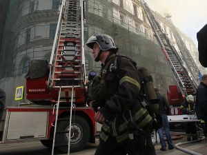 Угашен пожар у московском хостелу, евакуисано 300 људи