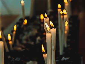 Данас су Михољске задушнице – молитвама и паљењем свећа сећамо се преминулих