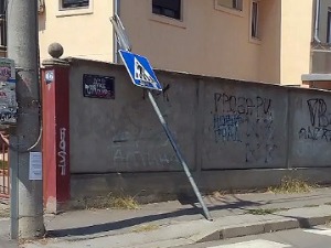 На хиљаде саобраћајних знакова годишње буде оштећено, како променити свест о њиховом значају