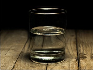 Није важно да ли је чаша полупразна или полупуна већ колико дуго можемо да је држимо