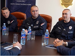 Награђени полицајци који су помогли жени да се породи