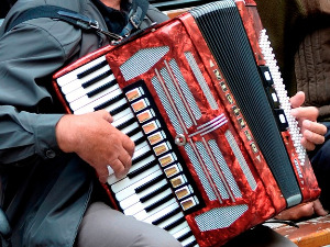 	Свирај свирче - клавирна хармоника  