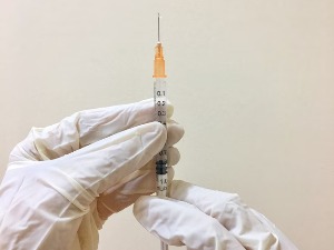 Шестсто беба примило физиолошки раствор уместо БСЖ вакцине – нису угрожене, тврди министарка