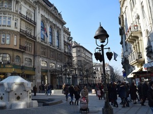 Део фасаде пао на бебу у Кнез Михаиловој улици