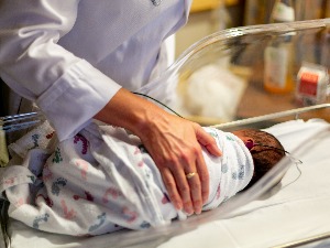 Годишње се превремено роди око 4.000 деце, најмања беба у Институту за неонатологију има 700 грама