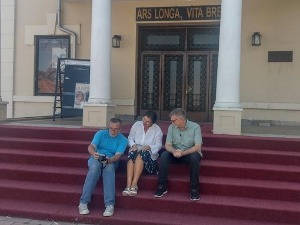 Траг: Позориште упркос свему
