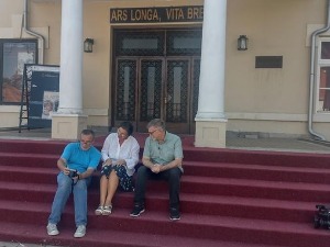 Траг: Позориште упркос свему