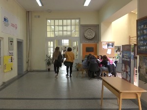 Школе мегдан за обрачунe - треба ли професорима статус службеног лица 