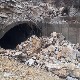 Одрон код Гостуна, екипе "Путева Ужице" уклањају земљу, наносе камена и стење