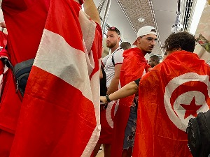 Блиски сусрет навијача Данске и Туниса у метроу
