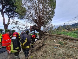 Италија, проглашено ванредно стање на острву Искија због клизишта