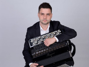 Никола Пековић, уметник на хармоници