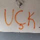 Косовска Митровица, у улазу зграде у Бошњачкој махали натпис "УЧК"