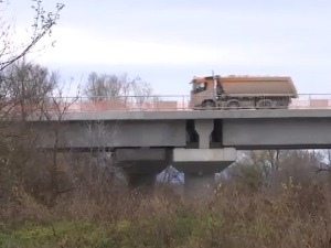 Иако је забрањењен прелаз преко моста на Западној Морави код Сталаћа, мештани га и даље користе