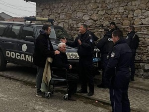 Заплена вина и ракије српској породици у Великој Хочи у пратњи полиције