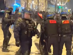 Полиција испалила сузавце током славља мароканских навијача у Паризу