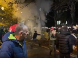 Скупштина Црне Горе други пут усвојила измене Закона о председнику, сузавац на протесту испред парламента