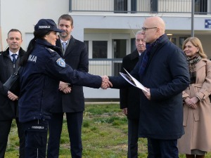 Припадницима снага безбедности у Крагујевцу уручени кључеви од станова