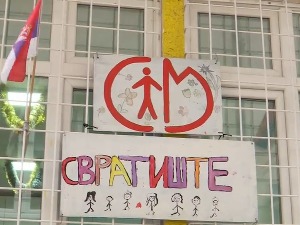 Деца у Свратишту чекају Деда Мраза – сви можемо да им вратимо осмех на лице
