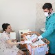 Дечак и девојчица прве бебе рођене 2023. године у Београду, мамама по 300.000 динара