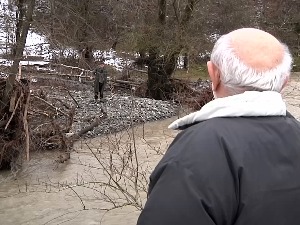 Мештани куршумлијских села после поплава не могу преко реке