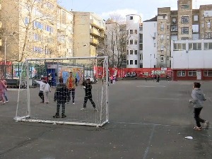 Стручњаци сматрају да деци треба више часова физичког, последице седења све очигледније
