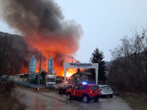 Пожар у фабрици намештаја у ужичком насељу Турица локализован