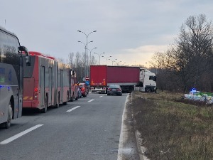 Камион слетео са Обреновачког пута, саобраћај нормализован